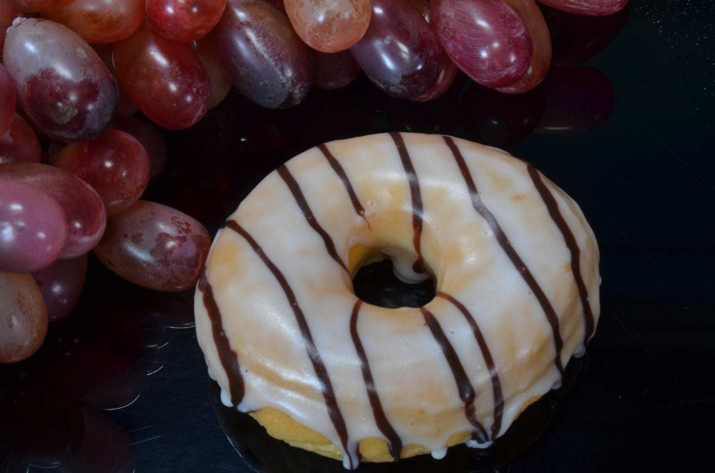 Donut wit met chocolade- namaak (9x3 cm) dummy
