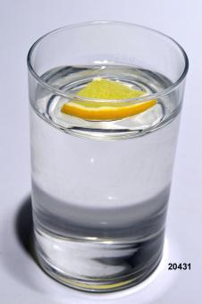 Glas Water met schijfje citroen (echt glas) 6.5x10.5 cm - dummy