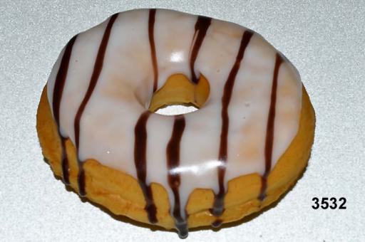 Donut wit met chocolade- namaak (9x3 cm) dummy