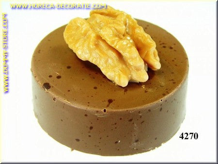 Praline met walnoot, 3 stuks